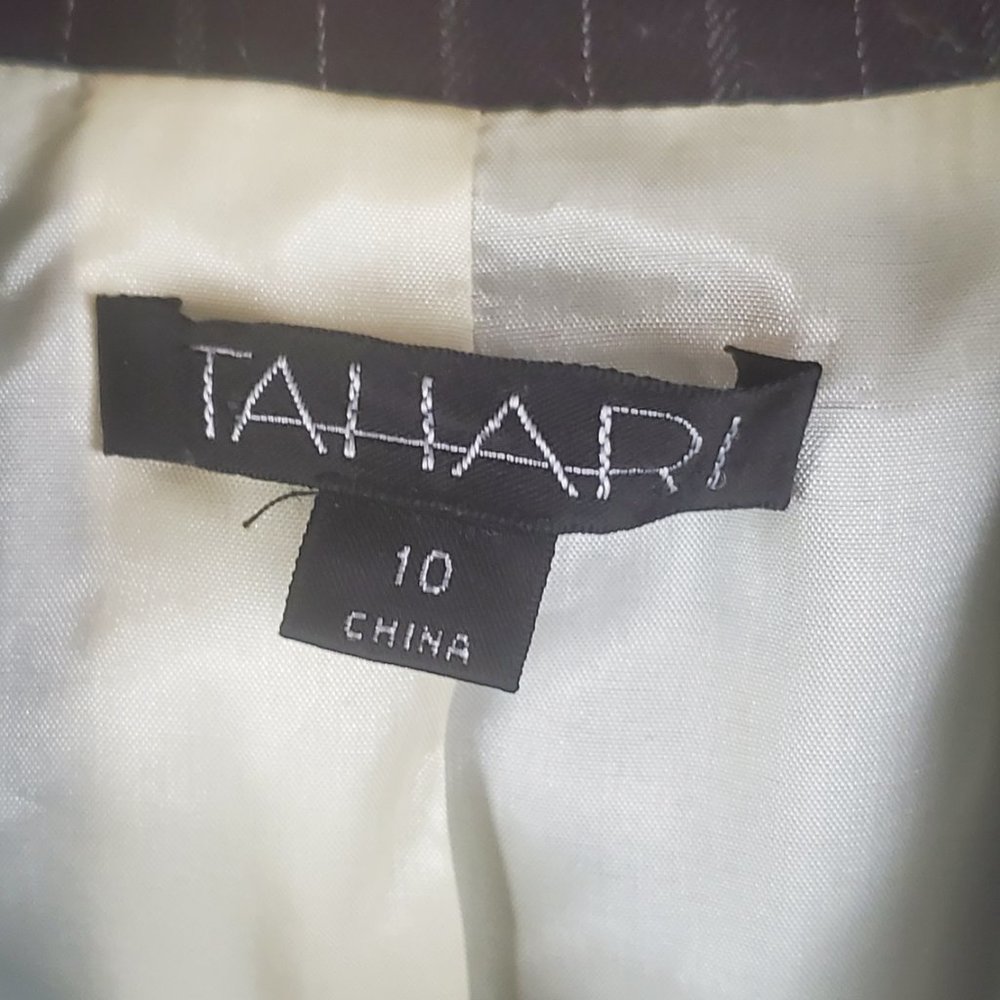 AUTHENIC TAHARI PINSTRIPED PANT SUIT - Picture 4 of 8